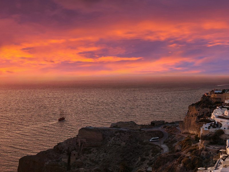 The sun going down over the caldera, seen from the cliff path